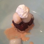 ピノ・グリ - 甘さを抑えた濃厚なチョコ、紅茶ソースを添えて