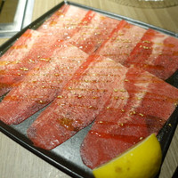 焼肉SEJONG 錦店 - 塩タン サラダに巻いて食べます♪