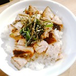 中村麺三郎商店 - チャーシューネギダレご飯　３００円　角切りの端っこ？チャーシューがゴロゴロ。炙った香ばしさ。刻み海苔と葱搭載。
