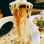 中村麺三郎商店 - 写真じゃわかりづらいけど、麺のところどころに黒いフスマが見えます。