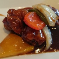 チャイニーズ 芹菜 - 衣サクサクの鶏唐揚げに、酸味と甘味やコクのバランスが抜群のタレが絡む、鶏の甘酢炒め