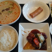 チャイニーズ 芹菜 - 品数豊富な日替わりメインと坦坦麺のハーフランチ900円