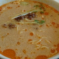 チャイニーズ 芹菜 - まろやかなコクとピリ辛な中に、意外に酸味が効いた坦々麺スープ