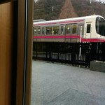 京王高尾山温泉 極楽湯 - 窓から見える電車