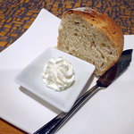 エントラストキッチン - 自家製ホイップバターとパン