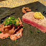 エントラストキッチン - 鶏レバーと牛ステーキ