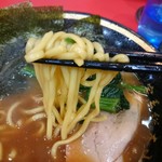 家系総本山 ラーメン 吉村家 - 意外と細麺です。