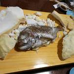 大衆酒場 まるちゃん - 真鯛の塩釜焼き