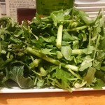 ビストロ シン 2 - ルッコラクレソンパクチーサラダ