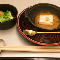 丸の内一丁目 しち十二候 - 名物焼ごま豆腐