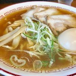 喜多方食堂 - 蔵出ししょうゆラーメン。麺もボリュームある。（2017.03）