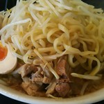 麺屋 頑張増SU - 麺を引っ張り出し