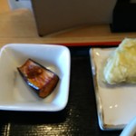 付け合せのコンニャクの天麩羅揚げ茄子