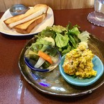 ジャム cafe 可鈴 - 写真手前のプレート…南瓜のカレーサラダ、グリーンサラダ、ピクルス(※ピクルスはメニュー表記していませんが必ず付いています)