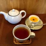ジャム cafe 可鈴 - 食後のドリンクはホットティーを選択。今日は特別サービスでデザートまで付きました！