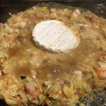 ハッピー工場 - おだしが沸騰したら横で焼いておいたチーズを入れる