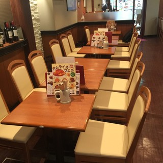新梅田食堂街の全席テーブル席のお店