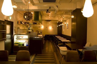 Diner868 - ウッディな店内、総席数３０です。