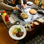 Okonomiyaki Resutoran Koto - 横並びにするしかない(笑)ハンバーグ定食