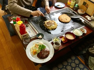 Okonomiyaki Resutoran Koto - 横並びにするしかない(笑)ハンバーグ定食