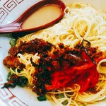 博多長浜らーめん 六角堂 - 美味しい激辛高菜と紅生姜を載せた画。豚骨スープには割ととろみアリ。