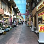 Sunaba - お店の前からアーケード商店街を写す