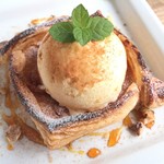 Crispy apple pie with Ice cream (drink included)
