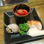 Sake Dainingu Kajikiya - 先ずはお通しの３品…。つぶ貝とサーモン、鶏胸肉のソテー！！