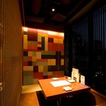 韓国居酒家 恵比寿のボム - カラフルな壁が印象的な３階半個室の掘りごたつ席