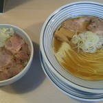 煮干しらぁめん 猫トラ亭 - 煮干しラーメンとチャーシュー丼