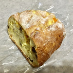 DONQ - オレンジとクリームチーズのお食事パン 1/2 ¥324