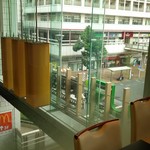 サンドッグイン　神戸屋 - 半面ガラス張り。駅構内の様子が見られ、結構眺めがいいです。