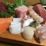 紀八 - 本日の刺し盛り。今夜もすげぇなぁ、おい。1000円也。