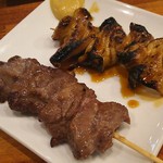 もつ焼きパラダイス富士 - カシラとシロ