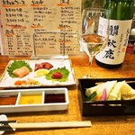 天満炭火焼鳥わっちょい - 刺身四種盛り合せ（1人前） ＆ 秋鹿 純米吟醸
