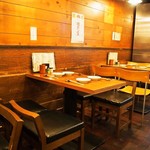 天満炭火焼鳥わっちょい - 店内（テーブル席②）