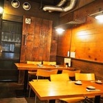 天満炭火焼鳥わっちょい - 店内（テーブル席①）