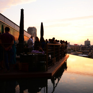 人気のテラス席は、昼夜を問わず素晴らしい眺望です