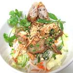 分量十足的蔬菜越南风味叉烧猪肉拌面