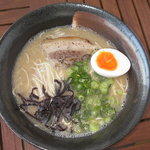 ほんな骨 - 料理写真:とんこつラーメン。本場博多長浜ラーメンです。あっさりとんこつで、女性にも大人気‼