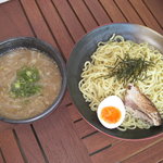 Honna Kotsu - とんこつ魚介つけ麺。濃厚とんこつスープを、厳選した魚介のダシで割って、こだわりぬいた極太麺がよく合います。