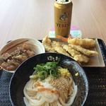 はなまるうどん - ヱビス（持込）＋おろし醤油うどん＋えび天＋とり天＋イカ天＋牛スジ