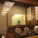 人形町今半 - 店内、座りやすい、シックな椅子や、テーブル
      バリバリ日本風でもなかった