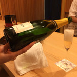 日本料理 寺田 - 今日も【with美女の手】登場です。
      シャンパンボトルを持たれる仕草が、様になっています。