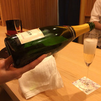 日本料理 寺田 - 今日も【with美女の手】登場です。
                シャンパンボトルを持たれる仕草が、様になっています。