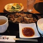 炭火焼肉 まんぷく大地 - ヤング牛カルビ定食