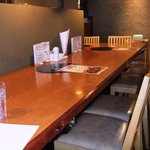 炭火焼肉 まんぷく大地 - カウンター席