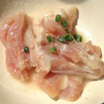 芝浦市場 焼肉ホルモン匠 - 麹鶏のアップ。