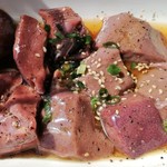 芝浦市場 焼肉ホルモン匠 - Cセット（ハツ+レバー）のアップ。