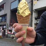 ゆきつりのまち - 金箔ソフト(抹茶)　インパクト抜群っ！！！！！！！片面が金箔で覆われています☆味もしっかりおいしいから、うれしい♪　2017/03/27